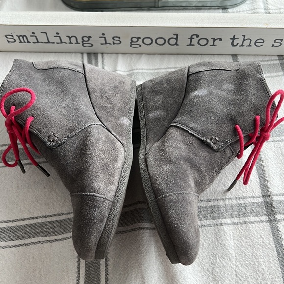 TOMS BOOTS LIKE NEW. SZ 9 gray/red - Picture 3 of 7